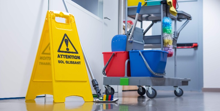 Reinigungswagen in einem Büro und Beschilderung